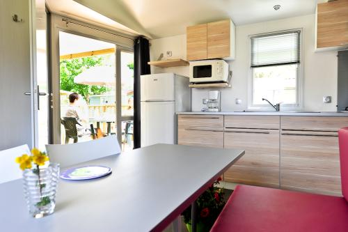 Camping Koawa Les Cigales - Espace Confort 37m² - air-conditioning + TV - Photo 2