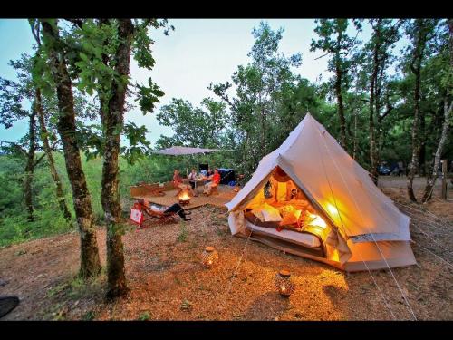 Les Castels Domaine de La Paille Basse - GLAMPING TENT - Two tents per pitch - Photo 2