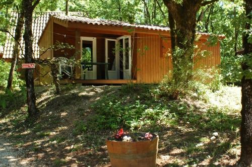 Camping LA TRUFFIERE à Saint Cirq Lapopie - Chalet with covered terrace - Photo 1