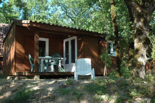 Camping LA TRUFFIERE à Saint Cirq Lapopie - Chalet with covered terrace - Photo 3