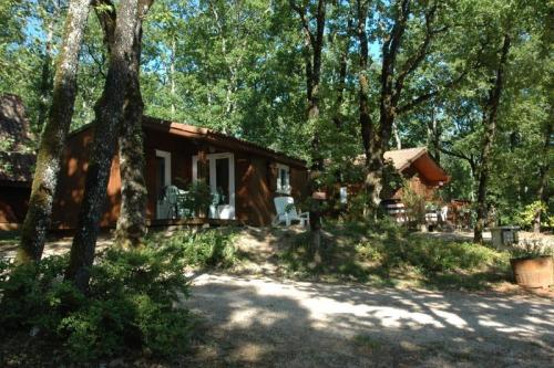 Camping LA TRUFFIERE à Saint Cirq Lapopie - Chalet with covered terrace - Photo 4