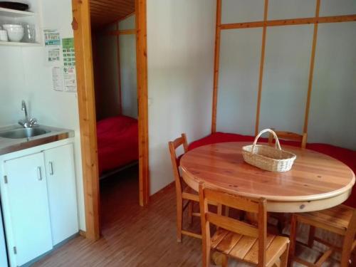 Camping LA TRUFFIERE à Saint Cirq Lapopie - Chalet with covered terrace - Photo 7