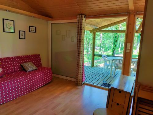 Camping LA TRUFFIERE à Saint Cirq Lapopie - Chalet overlooking the swimming pool and the playground - Photo 4