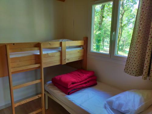 Camping LA TRUFFIERE à Saint Cirq Lapopie - Chalet overlooking the swimming pool and the playground - Photo 6