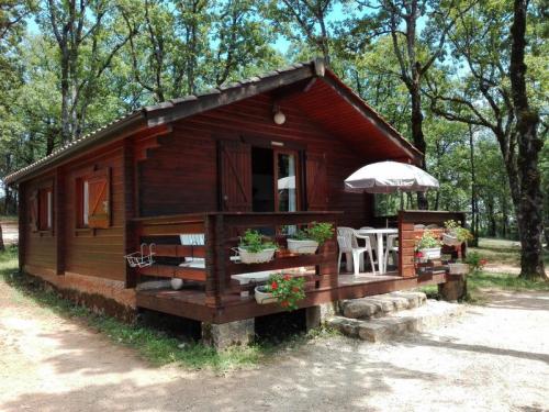 Camping LA TRUFFIERE à Saint Cirq Lapopie - The authentic wooden chalet with big terrace - Photo 1