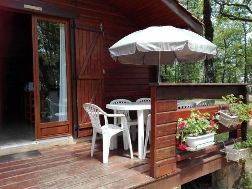 Camping LA TRUFFIERE à Saint Cirq Lapopie - The authentic wooden chalet with big terrace - Photo 2