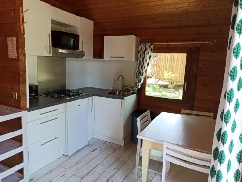 Camping LA TRUFFIERE à Saint Cirq Lapopie - The authentic wooden chalet with big terrace - Photo 7
