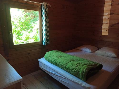 Camping LA TRUFFIERE à Saint Cirq Lapopie - The authentic wooden chalet with big terrace - Photo 8