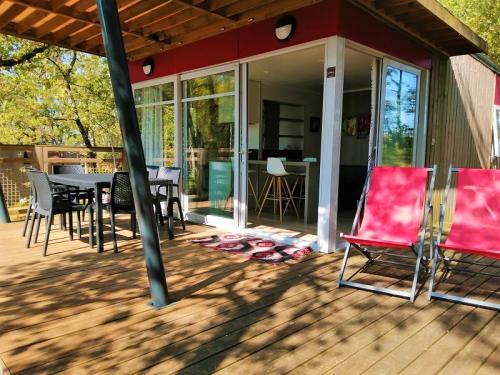 Camping LA TRUFFIERE à Saint Cirq Lapopie - Panoramic chalet, with large bay windows and a view of an ocean of greenery. - Photo 1