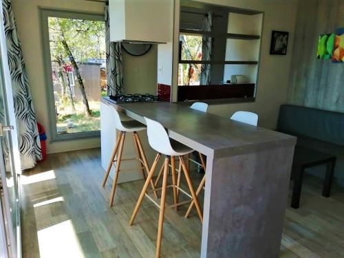 Camping LA TRUFFIERE à Saint Cirq Lapopie - Panoramic chalet, with large bay windows and a view of an ocean of greenery. - Photo 2
