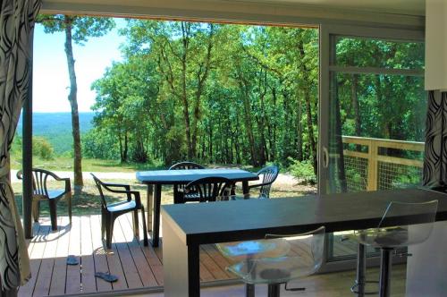 Camping LA TRUFFIERE à Saint Cirq Lapopie - Panoramic chalet, with large bay windows and a view of an ocean of greenery. - Photo 3