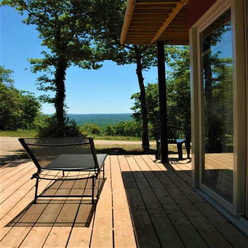 Camping LA TRUFFIERE à Saint Cirq Lapopie - Panoramic chalet, with large bay windows and a view of an ocean of greenery. - Photo 4
