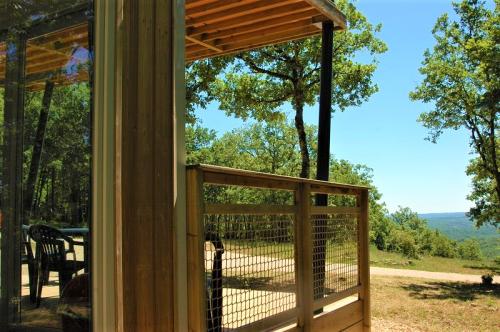 Camping LA TRUFFIERE à Saint Cirq Lapopie - Panoramic chalet, with large bay windows and a view of an ocean of greenery. - Photo 5