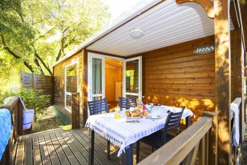 YELLOH! VILLAGE - Camping Les Cascades - Cottage Valeriane *** (2 bedrooms + 1 bathroom + Air-conditioning) - Photo 2