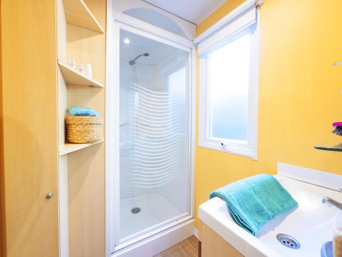 YELLOH! VILLAGE - Camping Les Cascades - Cottage Valeriane *** (2 bedrooms + 1 bathroom + Air-conditioning) - Photo 8