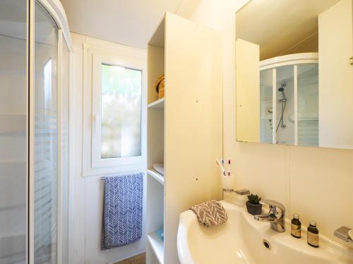 YELLOH! VILLAGE - Camping Les Cascades - Cottage Muscari *** (2 bedrooms + 1 bathroom + Air-conditioning) - Photo 7