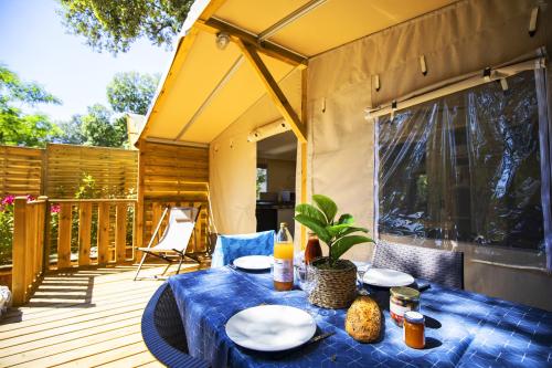 YELLOH! VILLAGE - Camping Les Cascades - tent Lodge Safari *** (2 bedrooms + 1 bathroom) - Photo 2