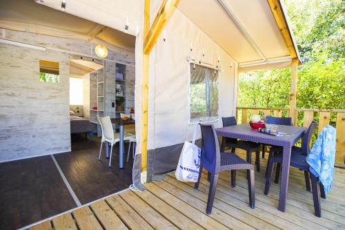 YELLOH! VILLAGE - Camping Les Cascades - tent Lodge Safari *** (2 bedrooms + 1 bathroom) - Photo 3