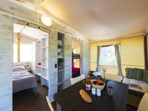 YELLOH! VILLAGE - Camping Les Cascades - tent Lodge Safari *** (2 bedrooms + 1 bathroom) - Photo 4