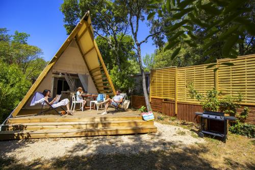 YELLOH! VILLAGE - Camping Les Cascades - tent Glamping Victoria **** (2 bedrooms + 1 bathroom + air-conditioning) - Photo 1