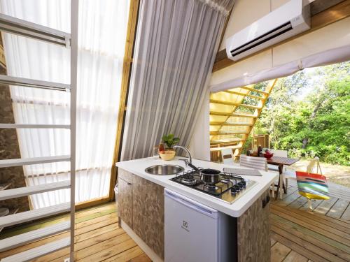 YELLOH! VILLAGE - Camping Les Cascades - tent Glamping Victoria **** (2 bedrooms + 1 bathroom + air-conditioning) - Photo 2