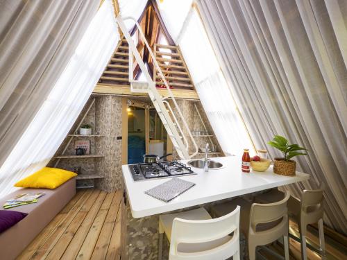 YELLOH! VILLAGE - Camping Les Cascades - tent Glamping Victoria **** (2 bedrooms + 1 bathroom + air-conditioning) - Photo 3