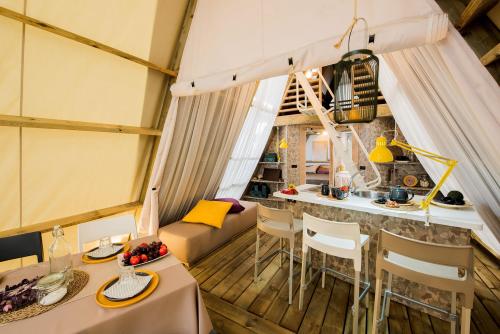 YELLOH! VILLAGE - Camping Les Cascades - tent Glamping Victoria **** (2 bedrooms + 1 bathroom + air-conditioning) - Photo 4