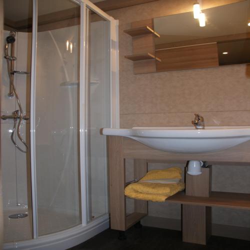 Flower Camping La Beaume - Chalet 28m² CONFORT+ 2 bedrooms / sheltered terrace - Photo 8