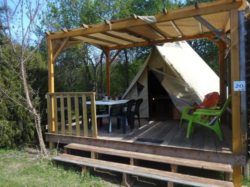 Flower Camping La Beaume - Tipi 20m² CONFORT 2 bedrooms / Half-covered terrace (without toilet blocks) - Photo 1