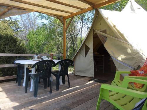 Flower Camping La Beaume - Tipi 20m² CONFORT 2 bedrooms / Half-covered terrace (without toilet blocks) - Photo 2