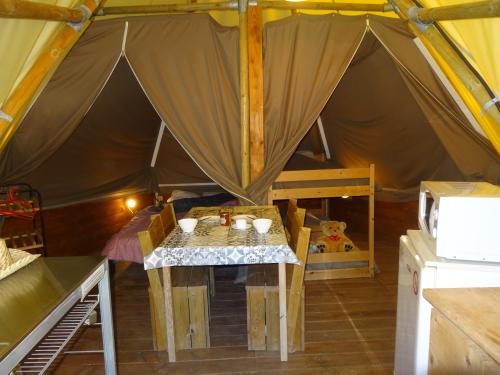 Flower Camping La Beaume - Tipi 20m² CONFORT 2 bedrooms / Half-covered terrace (without toilet blocks) - Photo 3