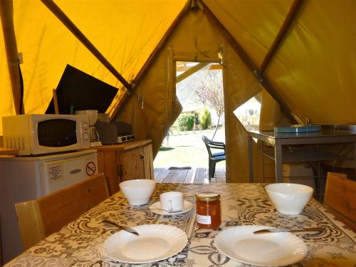 Flower Camping La Beaume - Tipi 20m² CONFORT 2 bedrooms / Half-covered terrace (without toilet blocks) - Photo 4