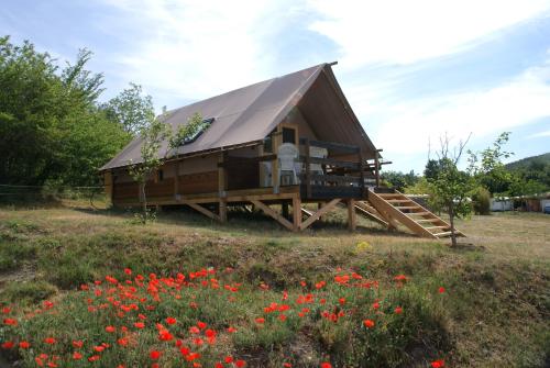 Flower Camping La Beaume - Wooden cabin Trappeur 24m² CONFORT+ 2 bedrooms / Half-covered terrace - Photo 1