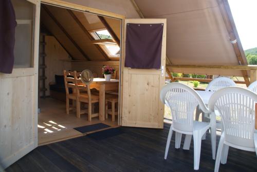 Flower Camping La Beaume - Wooden cabin Trappeur 24m² CONFORT+ 2 bedrooms / Half-covered terrace - Photo 2