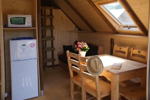 Flower Camping La Beaume - Wooden cabin Trappeur 24m² CONFORT+ 2 bedrooms / Half-covered terrace - Photo 3