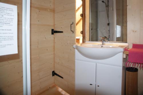 Flower Camping La Beaume - Wooden cabin Trappeur 24m² CONFORT+ 2 bedrooms / Half-covered terrace - Photo 5