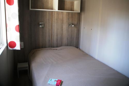 Flower Camping La Beaume - Chalet Pili-pili Bois 32m² CONFORT+ 3 bedrooms / sheltered terrace - Photo 4