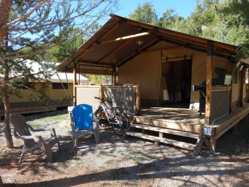Flower Camping La Beaume - Tent Safari 30 m² CONFORT+ 2 rooms / covered terrace - Photo 1