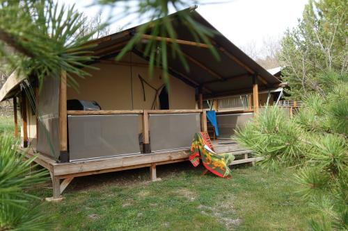 Flower Camping La Beaume - Tent Safari 30 m² CONFORT+ 2 rooms / covered terrace - Photo 2