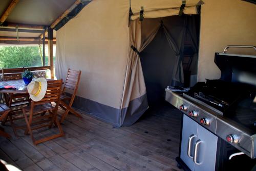Flower Camping La Beaume - Tent Safari 30 m² CONFORT+ 2 rooms / covered terrace - Photo 3