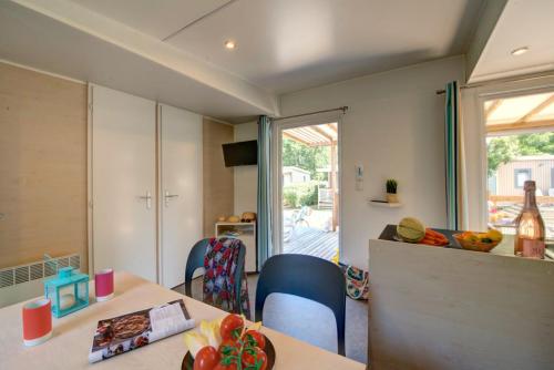 Flower Camping Le Bois d'Amour - Homeflower Premium 30,5m² (3 bedrooms) + AIR CONDITIONING + covered terrace + TV + sheets + towels - Photo 3