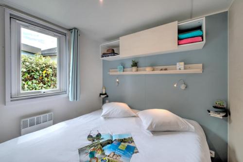Flower Camping Le Bois d'Amour - Homeflower Premium 30,5m² (3 bedrooms) + AIR CONDITIONING + covered terrace + TV + sheets + towels - Photo 4