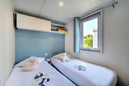 Flower Camping Le Bois d'Amour - Homeflower Premium 30,5m² (3 bedrooms) + AIR CONDITIONING + covered terrace + TV + sheets + towels - Photo 5