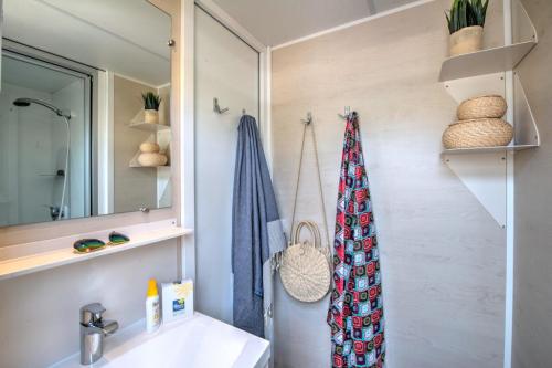 Flower Camping Le Bois d'Amour - Homeflower Premium 30,5m² (3 bedrooms) + AIR CONDITIONING + covered terrace + TV + sheets + towels - Photo 7