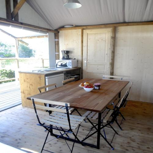 Flower Camping Le Bois d'Amour - Cabin Lodge Standard 34m² (2 bedrooms) sheltered terrace 11m² - Photo 2