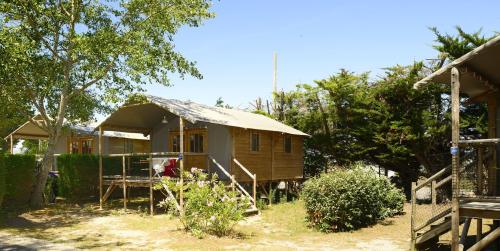 Flower Camping Le Bois d'Amour - Cabin Lodge Comfort 38m² (2 bedrooms) sheltered terrace 8m² - Photo 1