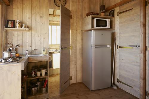 Flower Camping Le Bois d'Amour - Cabin Lodge Comfort 38m² (2 bedrooms) sheltered terrace 8m² - Photo 3