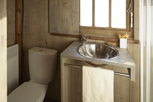 Flower Camping Le Bois d'Amour - Cabin Lodge Comfort 38m² (2 bedrooms) sheltered terrace 8m² - Photo 6