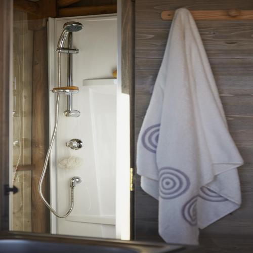 Flower Camping Le Bois d'Amour - Cabin Lodge Comfort 38m² (2 bedrooms) sheltered terrace 8m² - Photo 7