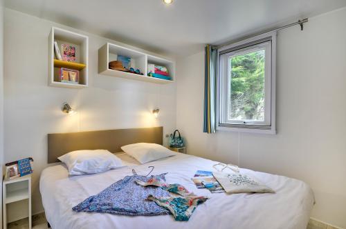 Flower Camping Le Bois d'Amour - Mobile home Premium 30m²(2 bedrooms) + terrace + TV + sheets included - Photo 5